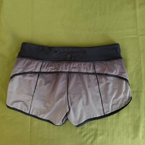 Lululemon Speed Short H2O in Double Gradient White Gray and Black (Size 8) - Picture 5 of 11